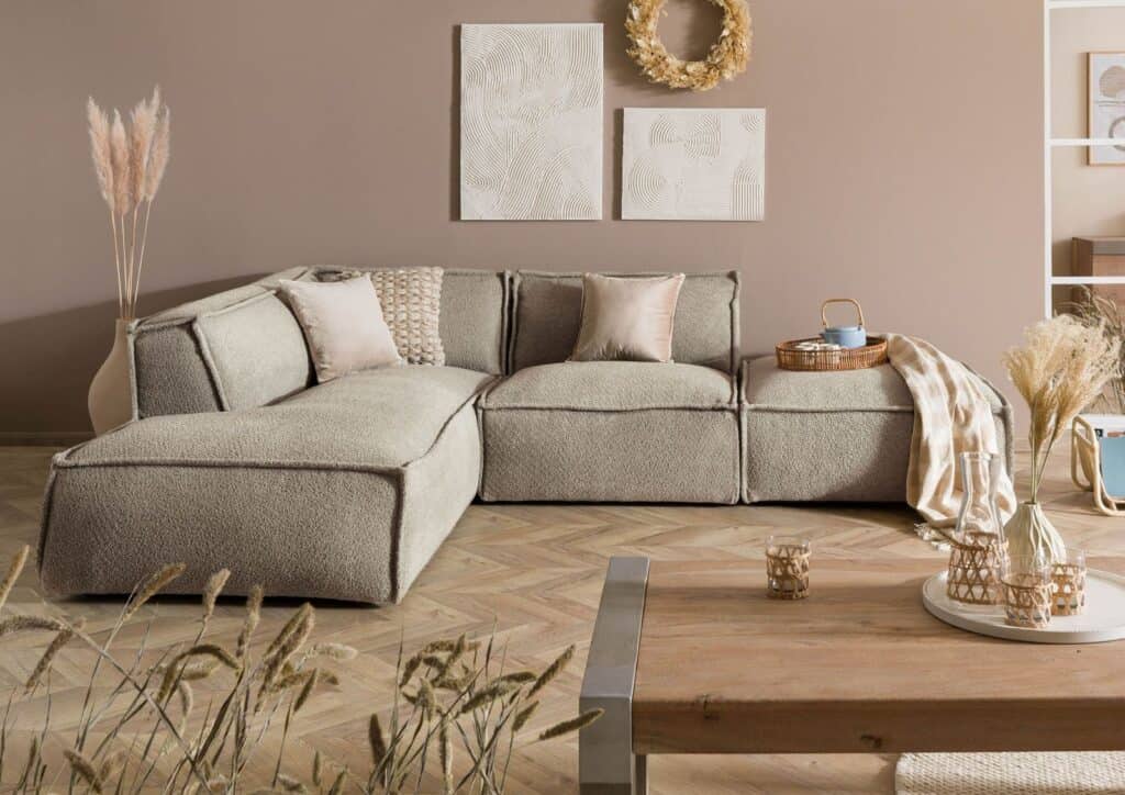 Attraktives Sofa in einem eleganten Wohnzimmer, perfekt für moderne Wohnprojekte und Inneneinrichtun.
