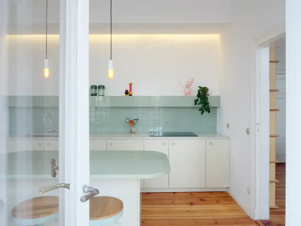 Helle, moderne Küche mit minimalistischer Gestaltung und Holzdetails.