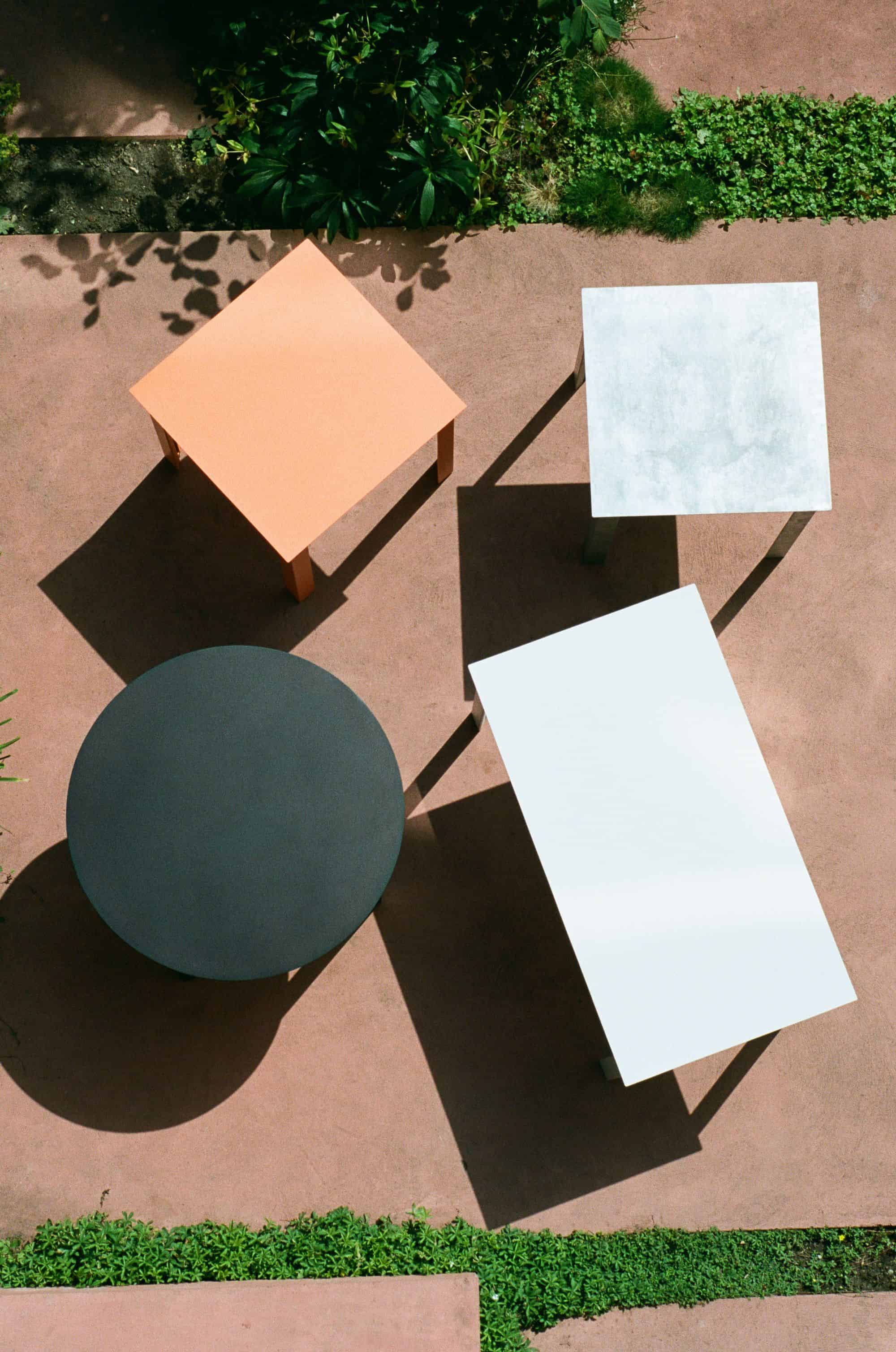 Outdoor-Tische aus Beton in verschiedenen Farben und Formen.