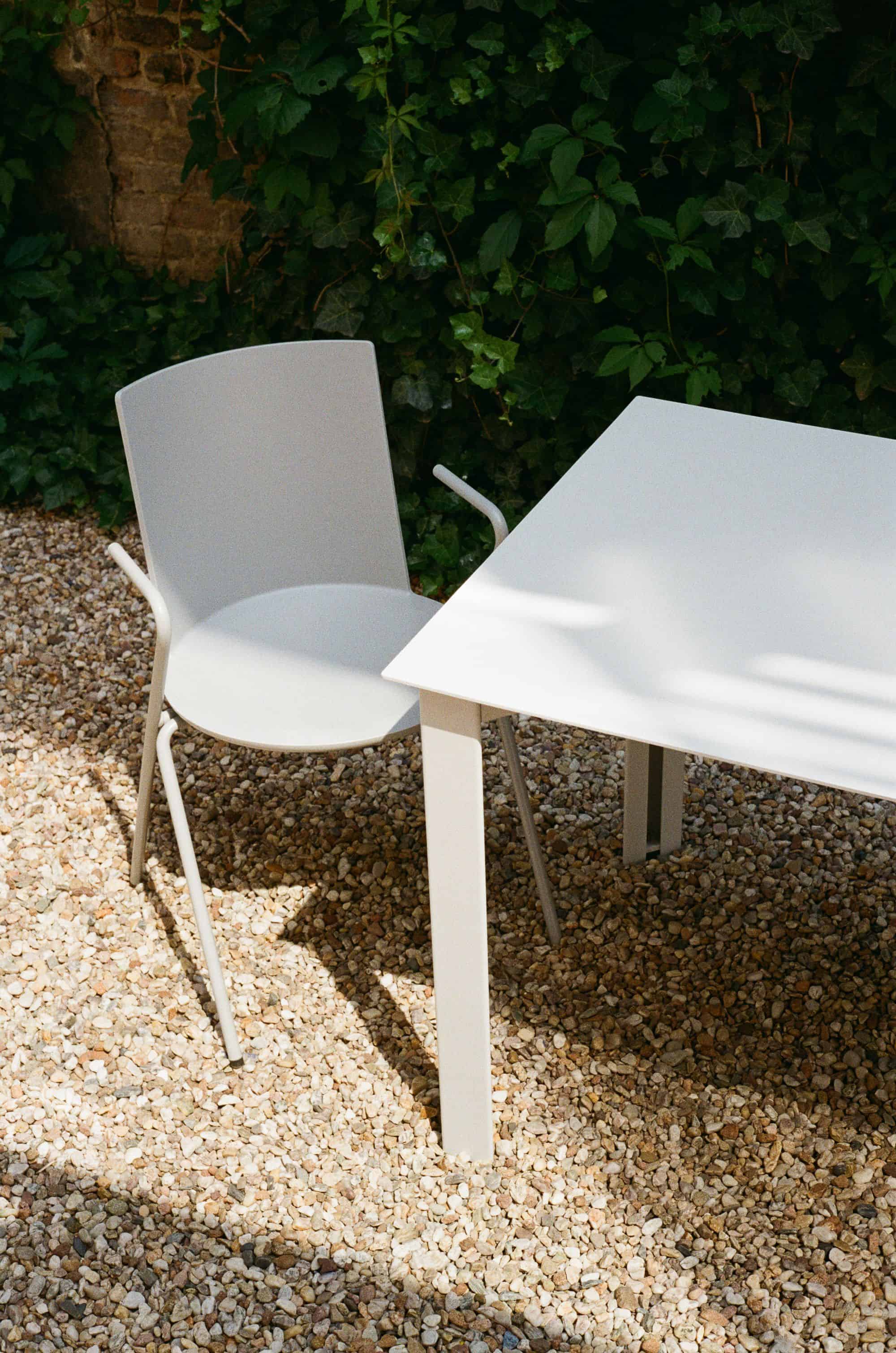 Gartenmöbel aus weißem Material, bestehend aus einem Stuhl und einem Tisch, ideal für den Außenberei.