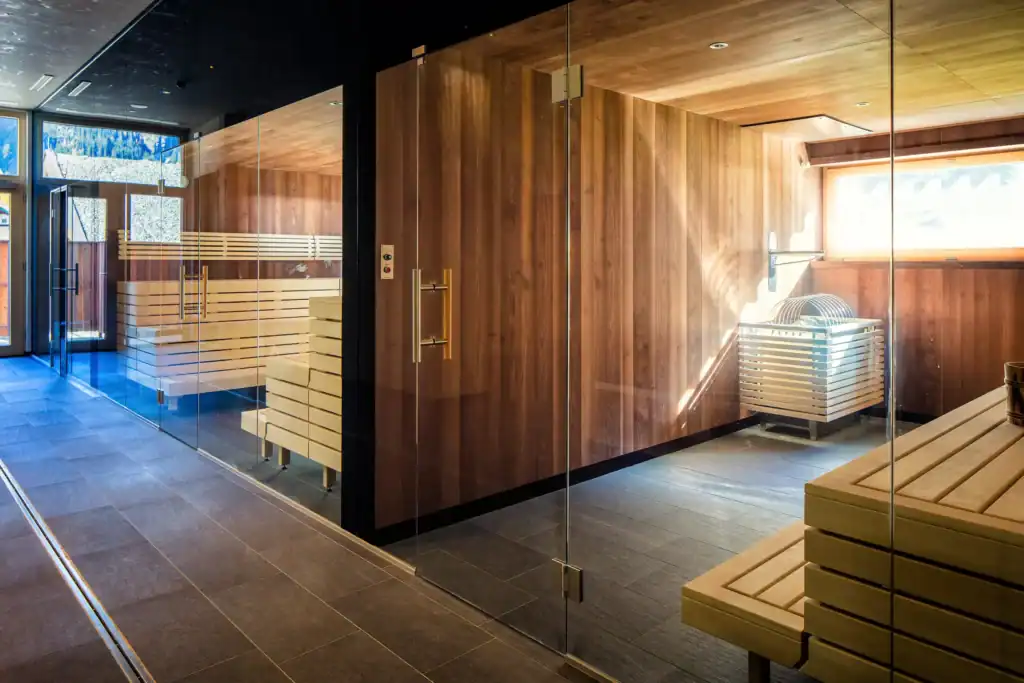 Sauna- und Wellnessbereich mit Holz und Glas, entspannte Atmosphäre, moderne Gestaltung.